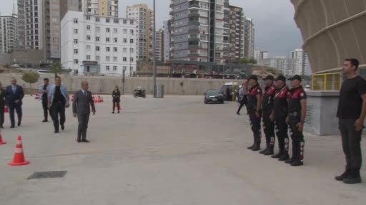 Adana’da yunus polislerinden nefes kesen gösteri