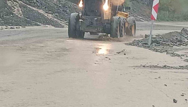 Adıyaman’da heyelanda kapanan köy yollarını açmak için çalışmalar sürüyor