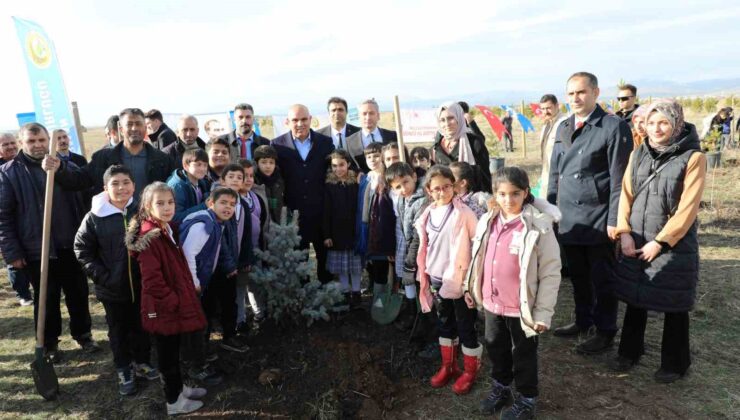 Ağrı’da Öğretmenler Günü’nde fidan dikme etkinliği