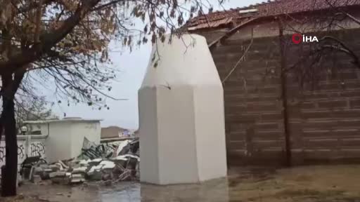Aksaray’da fırtına cami minaresini yıktı