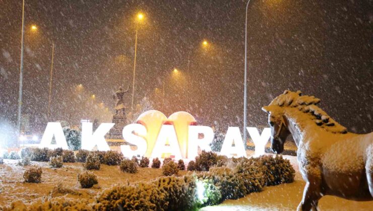 Aksaray’da fırtına, yerini lapa lapa kar yağışına bıraktı