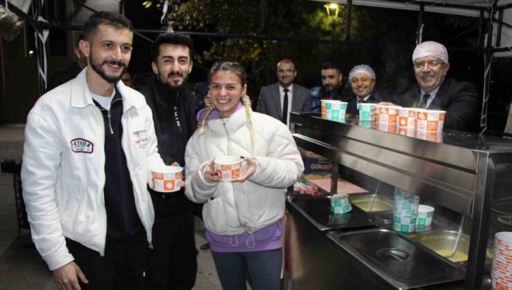 Amasya Üniversitesi’nde sınavlara hazırlanan öğrencilere sıcak çorba