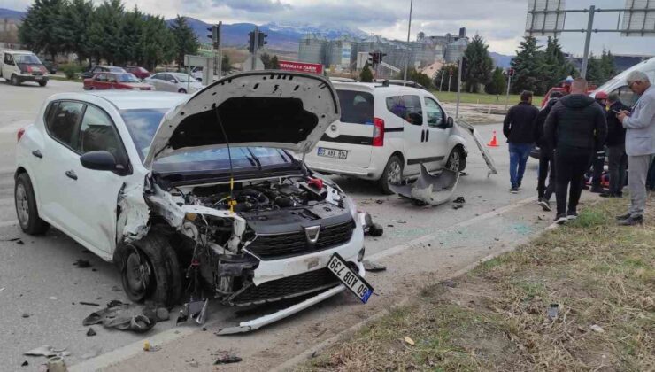 Amasya’da kavşakta iki otomobil çarpıştı: 3 yaralı