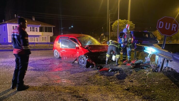 Amasya’da otomobil bariyerlere çarptı: 1 yaralı