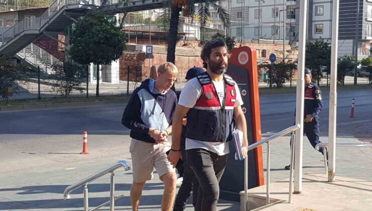 Antalya’da 35 bin avrosu gasp edildikten sonra 2 şüpheliyi aracıyla çarparak öldüren Ukraynalı turist adliyede