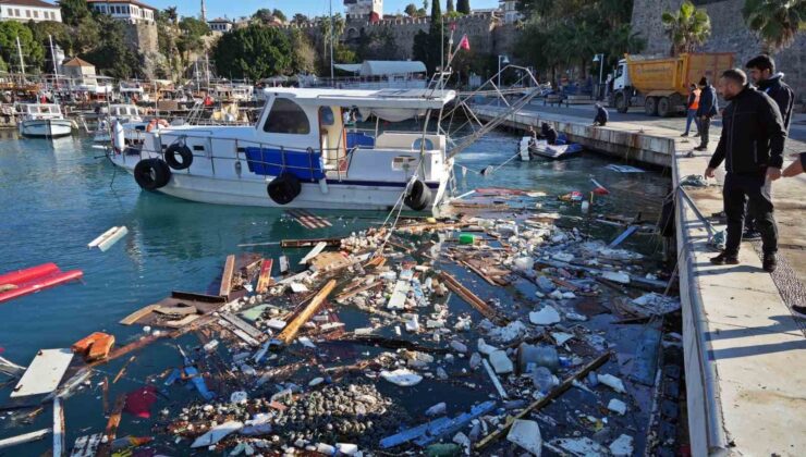Antalya’da denizin üzerindeki tekne ve ağ parçaları fırtınanın boyutunu gözler önüne serdi