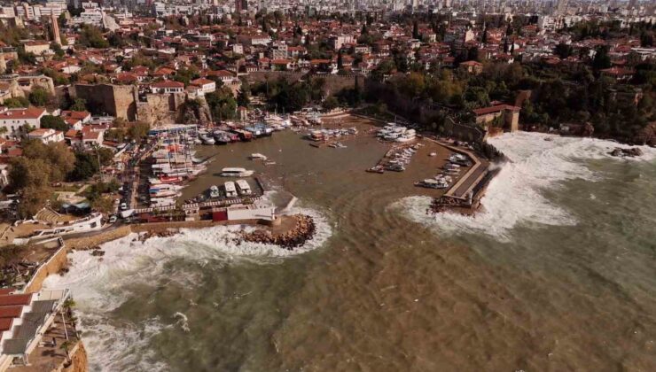 Antalya’da ’i tur, 3 teknenin battığı liman havadan görüntülendi