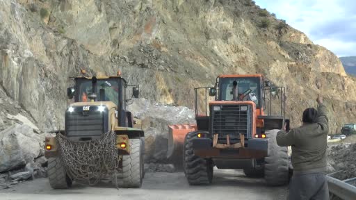 Artvin’de heyelan: Karayolu ulaşıma kapandı