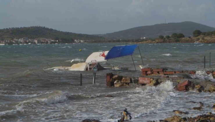 Ayvalık’ta fırtına hayatı felç etti