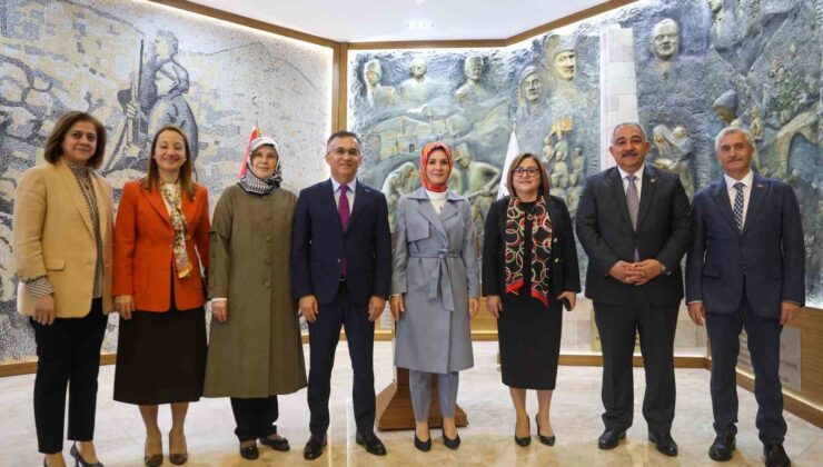 Bakan Göktaş, Gaziantep Valisi Kemal Çeber ile bir araya geldi