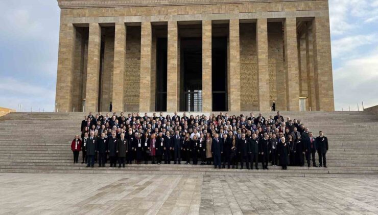 Bakan Tekin 81 ilden gelen öğretmenlerle Anıtkabir’i ziyaret etti