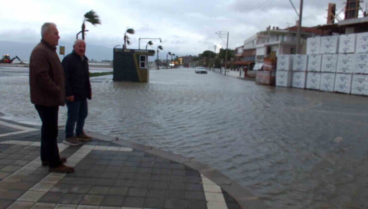 Balıkesir’de kabaran deniz sokaklara taştı, yazlıkları su bastı