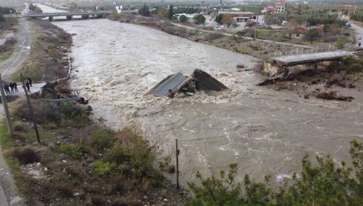 Balıkesir’de yıkılan köprü havadan görüntülendi