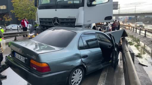 Beton mikseri ile çarpışan otomobil hurdaya döndü: 1 yaralı