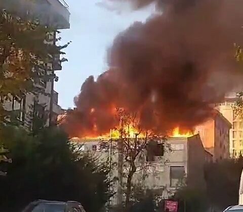 Beylikdüzü Yakuplu’da 3 katlı iş yerinin çatı katında yangın çıktı, itfaiye ekipleri olay yerine sevk edildi