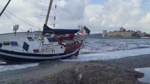Bodrum’da düzensiz göçmen teknesi karaya vurdu
