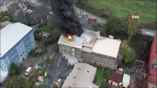 Boğazköy’de 3 katlı terlik fabrikasının çatısında yangın çıktı