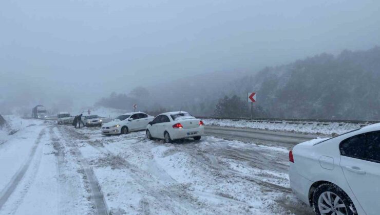 Bolu’da onlarca araç yolda kaldı