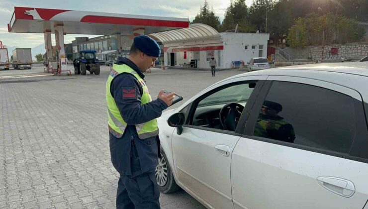 Bolvadin’de jandarma ekiplerinden asayiş ve trafik denetimi