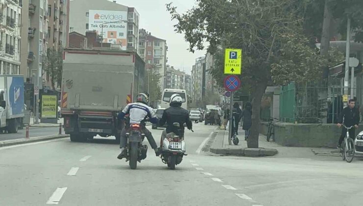 Bozulan motosikleti ayağıyla ittirerek götürdü