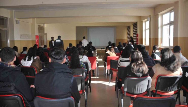 Bulanıklı öğrencilere kariyer semineri verildi