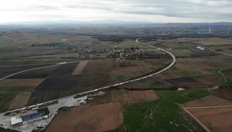 Bulgaristan’da yollar kardan kapandı: Hamzabeyli’de 20 kilometre tır kuyruğu oluştu