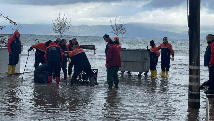 Bursa’da fırtına hayatı felç etti, deniz karayla birleşti