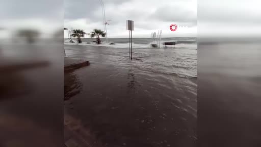 Bursa’da fırtına ve sağanak sebebiyle denizle karayolu birleşti