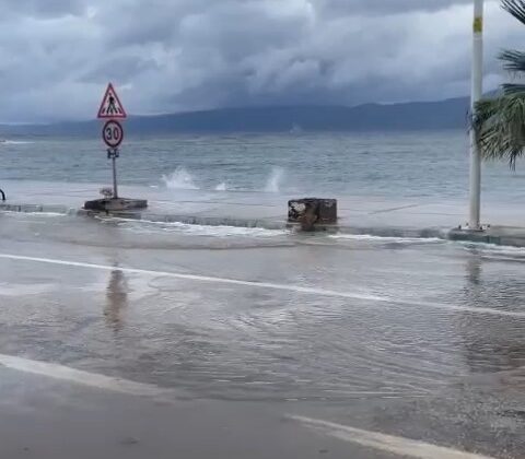 Bursa’da fırtına ve sağanak sebebiyle denizle karayolu birleşti