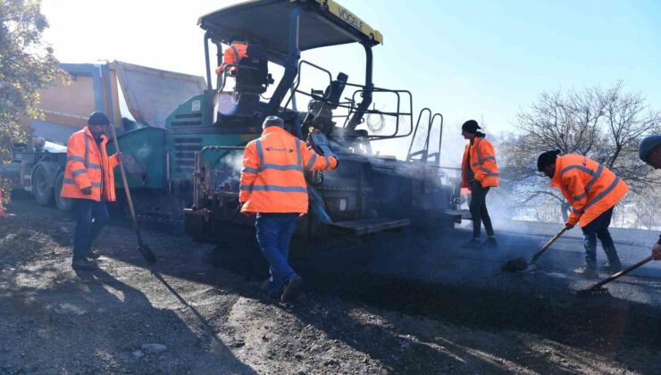 Büyükşehir’den Hacılar’da 4 caddeyi sıcak asfaltla buluşturan 10 milyon TL’lik çalışma