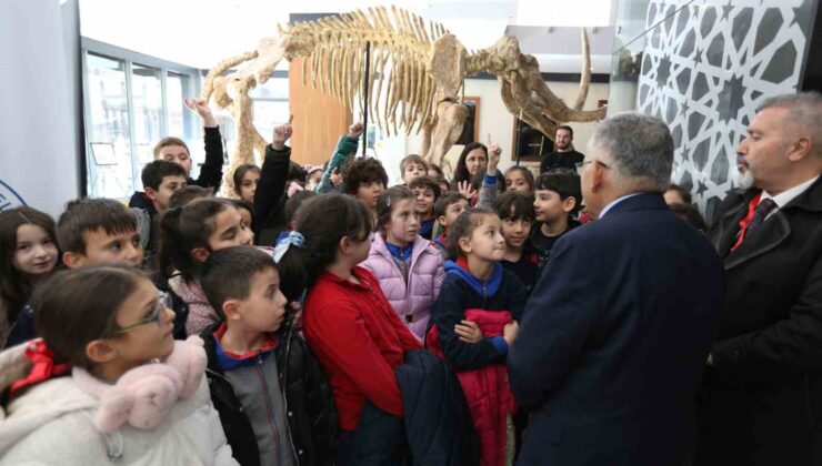 Büyükşehir’in 7,5 milyon yıllık fosil sergisi miniklerin ilgi odağı oldu