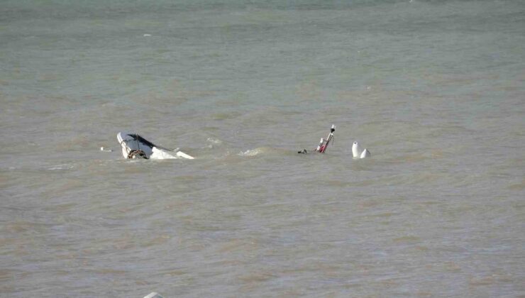 Çanakkale’de Dardanos sahilinde fırtına nedeniyle 3 tekne battı, iskele yıkıldı