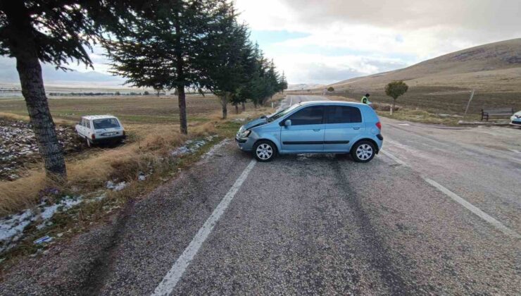 Çarpışan otomobillerin sürücüleri yaralandı