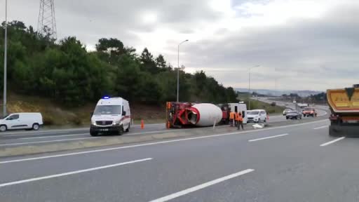 Çekmeköy’de beton mikseri devrildi: 1 yaralı