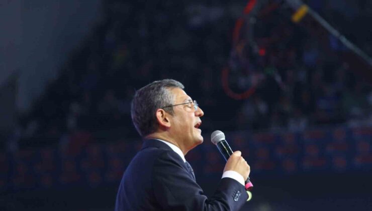 CHP Genel Başkanı Özel: “Salondan 130 milletvekilimizle el ele omuz omuza çıkıyorum”