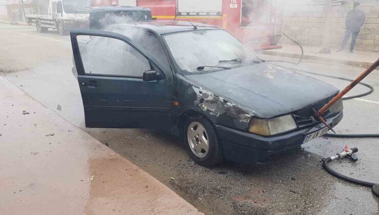 Çorum’un Alaca ilçesinde park halindeki otomobil yandı