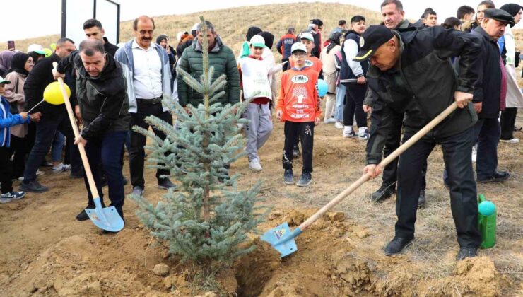 Cumhuriyet’e nefes olacak fidanlar toprakla buluştu