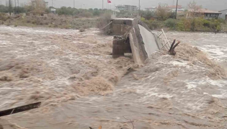 Daha önce bir kısmı çöken köprü son yağışlarda tamamen yıkıldı