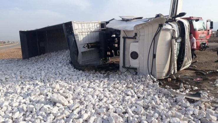 Devrilen tırdan yola tonlarca taş döküldü