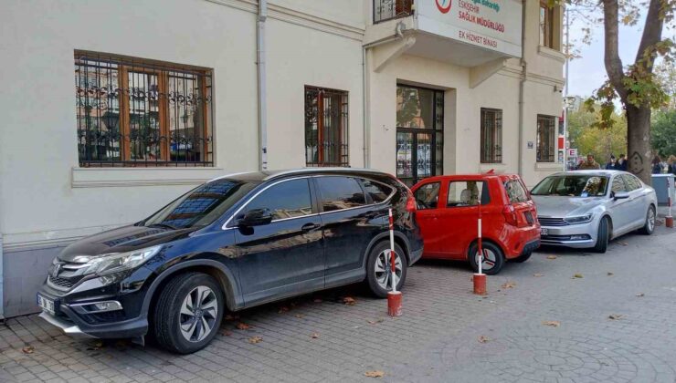 Duyarsız sürücüler boş buldukları her alana araç park etti