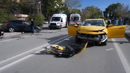 Edirne’de iki otomobil çarpıştığı kazada metrelerce fren izi: 2 yaralı