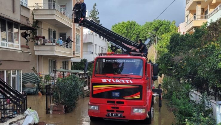 Edremit’te selde mahsur kalanların yardımına itfaiye merdiven ile yetişti