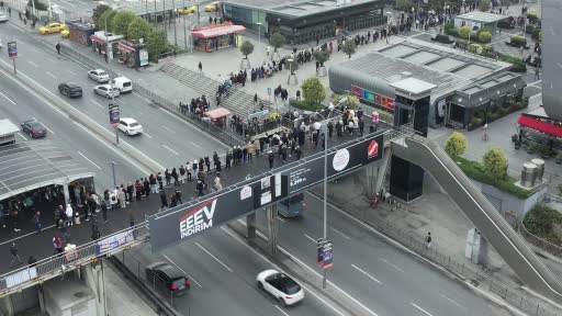 Efsane Kasım indirimi için AVM önünde metrelerce kuyruk oluşturdular