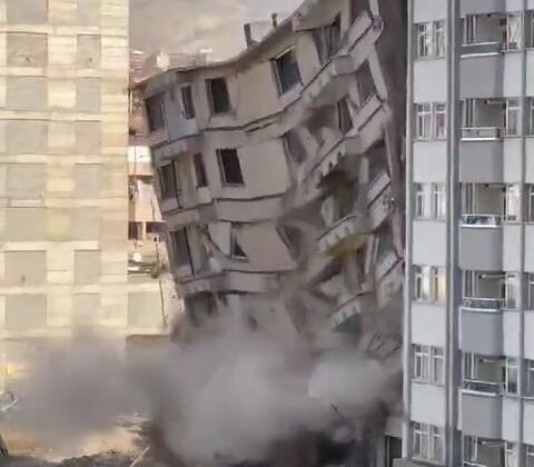 Elazığ’da 8 katlı ağır hasarı bina tek dokunuş ile yıkıldı