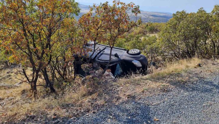 Elazığ’da hafif ticari araç şarampole yuvarlandı: 3 yaralı