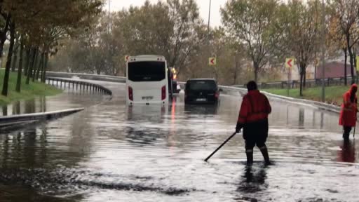 Esenler’de alt geçit göle döndü: Bir servis minibüsü ile otomobil mahsur kaldı