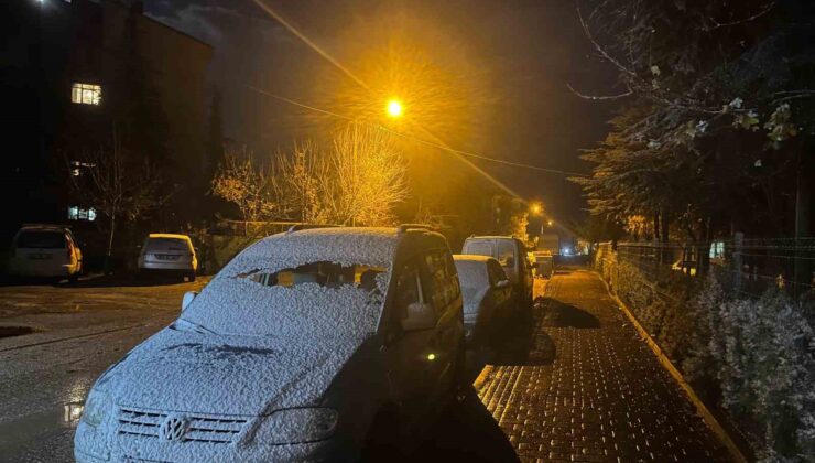 Eskişehir il merkezine mevsimin ilk karı düştü