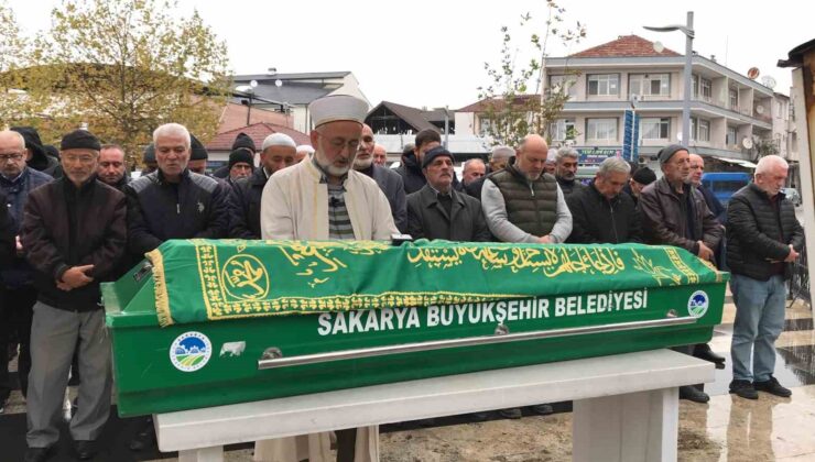 Evinin salonunda ölü bulunmuştu, kız kardeşinin yanına defnedildi