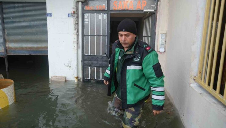 Fırtına felç etti: Evler suyla doldu, vatandaşlar dışarıya çıkamadı