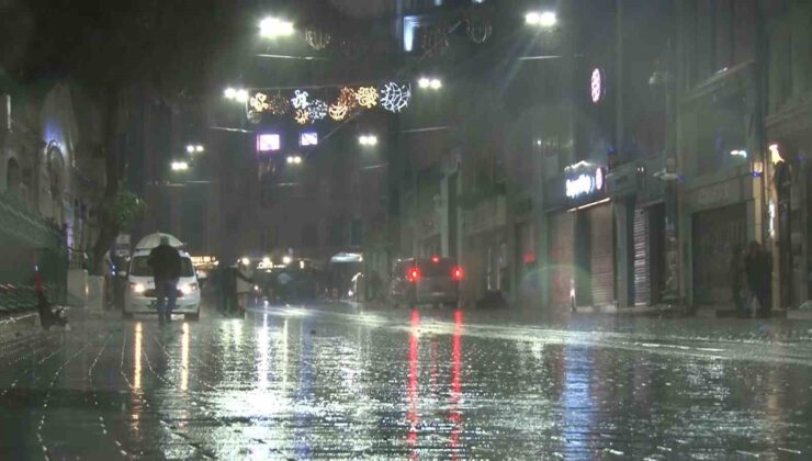 Fırtına Taksim’de vatandaşlara zor anlar yaşattı